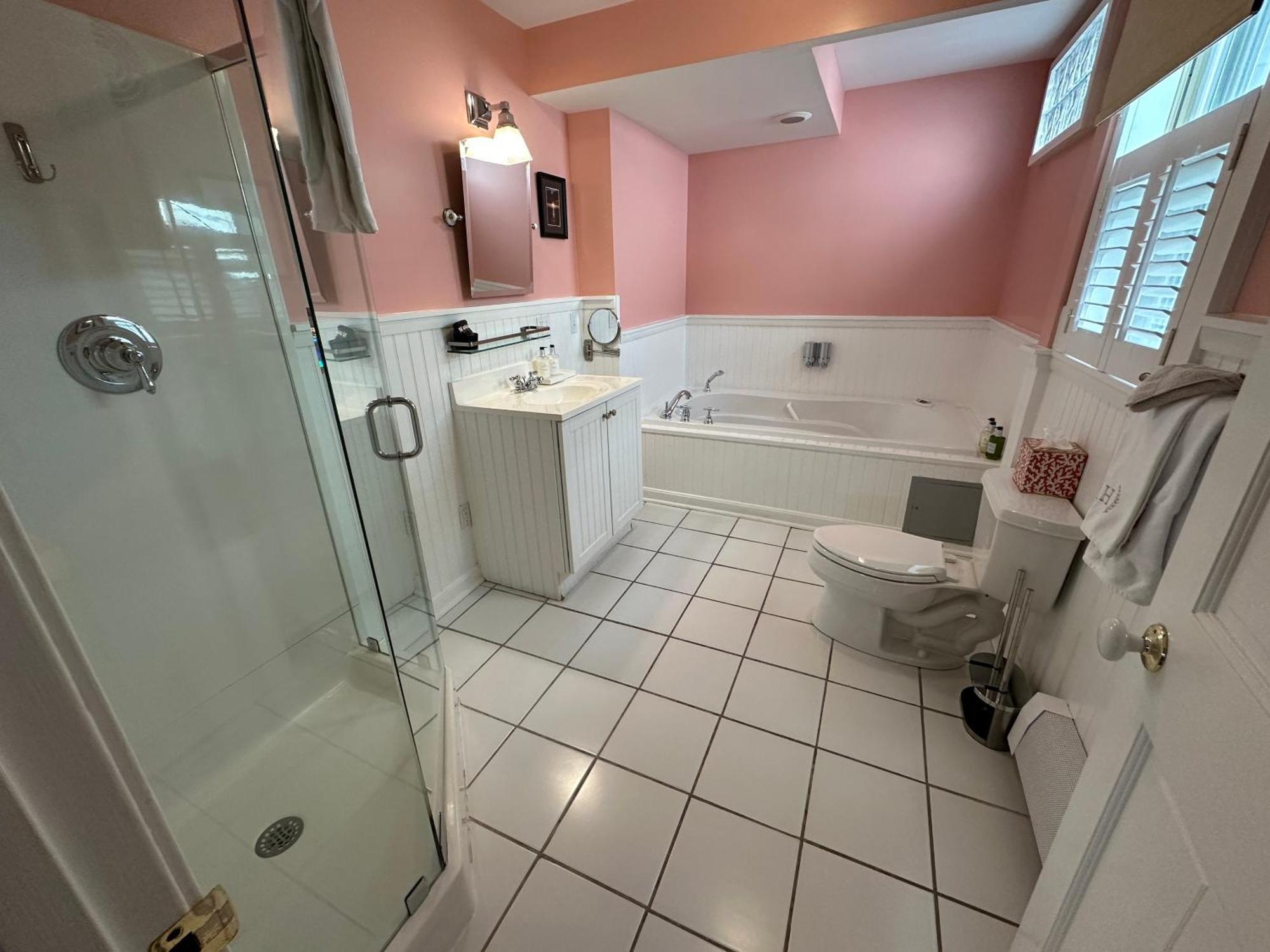 Hotel Entire Historic 5 Bed 5 Bath Sleeps 17